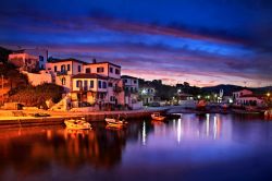 Splendida alba a Agios Efstratios, Grecia. Quest'isola del mare Egeo è nota anche come "Ai Stratis" ed è una delle terre più piccole e remote abitate dai greci. ...