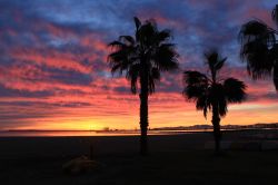 Splendida alba su una spiaggia a Melilla, Spagna. Questa cittadina autonoma spagnola si trova sulla costa orientale del Marocco.
