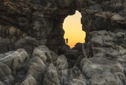 Una splendida apertura fra le rocce con il tramonto sullo sfondo a Puerto Escondido, Messico - © Leonardo Emiliozzi Ph / Shutterstock.com
