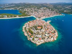 La splendida città medievale di Primosten, Croazia, fotografata dall'alto. Estesa fra le baie di Raduca e di Primosten, questa località è suddivisa su due penisole gemelle ...