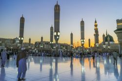 Una splendida immagine della moschea Nabawi al tramonto, Medina, Arabia Saudita.

