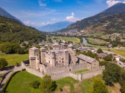 Splendida veduta aerea del Castello di Fenis in estate, regione Valle d'Aosta
