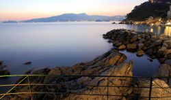 Splendida veduta al tramonto del Golfo del Tigullio (Liguria): siamo sulla passeggiata di Zoagli, provincia di Genova.
