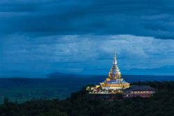 Splendida veduta by night del Ta Ton Temple nella cittadina di Chiang Mai, vicino a Chiang Rai, Thailandia - © ANUJAK JAIMOOK / Shutterstock.com
