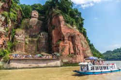 Una splendida veduta del Buddha Gigante a Leshan, Cina: per salire e scendere la ripida scogliera e ammirare la statua da vicino si utilizzano i gradini scolpiti nella pietra - © LMspencer ...