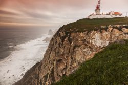 Una splendida veduta di Cabo da Roca con il faro a Colares, Lisbona, Portogallo. Siamo nel Parco Naturale di Sintra-Cascais: Cabo da Roca è situato a 104 metri sul livello del mare.
 ...