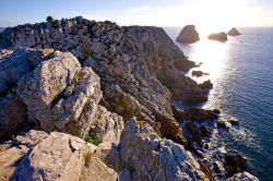 Splendida veduta di Pointe de Pen-Hir a Camaret-sur-Mer, Bretagna, Francia. Si erge per circa 70 metri sul Mer d'Iroise nella costa atlantica della Bretagna.
