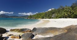 Splendida veduta di Soleil Beach, isola di Sainte Anne, Seychelles. E' una delle spiagge più pittoresche dell'isola, circondata da una natura selvaggia.
