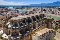 Splendida veduta panoramica della cattedrale e della città di Tortosa, Spagna, dal castello. La parte antica della città si estende tutta lungo l'Ebro.
