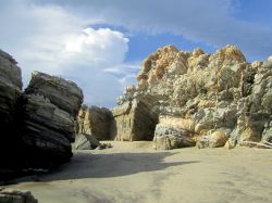 Le splendide scogliere di Playa Punta, Puerto Escondido, lambite dall'oceano Pacifico in una giornata di sole.

