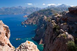 Le splendide scogliere di Porto e della sua baia fotografate dall torre genovese di Capo Rosso, Corsica.
