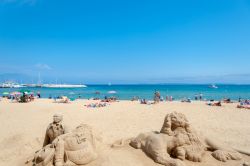Splendide sculture di sabbia sulla spiaggia di Le Lavandou, dipartimento del Var (Francia), in estate - © Juergen Wackenhut / Shutterstock.com