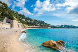 Una delle quattro splendide spiagge di Villefranche-sur-Mer (Cote d'Azur, Francia).