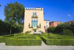Uno splendido giardino con villa antica nel cuore di Bardolino, provincia di Verona, Veneto.



