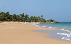 Lo splendido paesaggio della spiaggia sabbiosa La Perla a Basse-Terre, Guadalupa. Quetso luogo è set delle serie televisiva britannica "Death in Paradise".