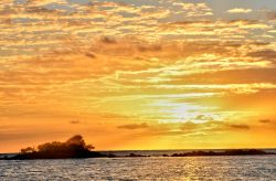 Splendido tramonto a Mont Choisy, Mauritius. Il mare cristallino e i resti di quello che un tempo fu un imponente faro sono il biglietto da visita di questa località dell'isola  ...