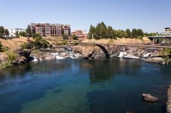 Spokane river falls con la città dello stato di Washington sullo sfondo, Stati Uniti d'America. Il nome di questa bella cittadina deriva da una tribù di nativi americani e ...