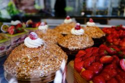 Squisiti dolcetti alla frutta in vendita in una pasticceria di Tournai, Belgio - © Alexandros Michailidis / Shutterstock.com