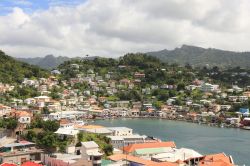 St. George's con il suo porto, Grenada, America Centrale. Una passeggiata lungo la strada che costeggia il molo fa ben capire l'importanza che ha, e che ha sempre avuto, il mare per ...