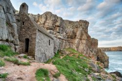 St Govan's Chapel, una minuscola cappella sulla costa meridionale del Galles