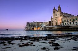 St Julian's a Malta, la sua baia al tramonto. ...