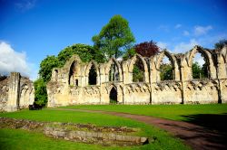 St. Mary's Abbey, York: le rovine dell'antica abbazia sono oggi un luogo d'interesse turistico della città di York. Le vestigia appatengono all'abbazia del XIII secolo - ...