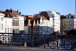 St. Michielshelling, Gent: siamo su uno dei tanti ponti che consentono di attraversare i fiumi e i canali della città; è il ponte di San Michele, in pieno centro.