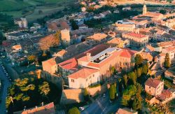 Vista aerea di Mondolfo al tramonto, cittadina delle Marche