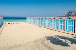 I colorati stabilimenti balneari adella spiaggia di Mondello in Sicilia - © EugeniaSt / Shutterstock.com