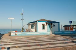 Stabilimento balneare sul lungomare di Marotta, Marche.
