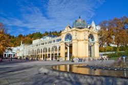 Stabilimento termale di Karlovy Vary fotografato in autunno. Siamo in Repubblica Ceca