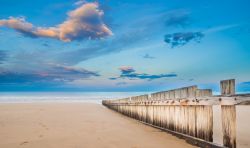 Una staccionata in legno fotografata al tramonto in una spiaggia deserta, Torquay, Australia.
