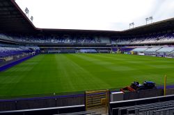 Lo stadio dell'Anderlecht, nell'omonimo quartiere di Bruxelles, è la casa della formazione bianco-viola. Nella struttura si trova anche il negozio ufficiale con il merchandising ...