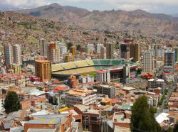 Stadio Hernando Siles a La Paz, Bolivia. Veduta dall'alto della terrazza di Kili Kili dello stadio cittadino edificato nel 1931. Ha forma ellittica e le tribune sono divise in due anelli. ...