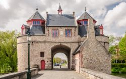 Stadspoorten van Brugge, una delle 4 porte ancora esistenti della città di Ostenda (Belgio). Sono completamente circondate dall'acqua.

