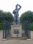 Stan laurel memorial garden: nei giardini anche la statua che raffigura Stanlio nella sua posa più tipica e amata dal suo pubblico - © www.laurel-and-hardy.co.uk