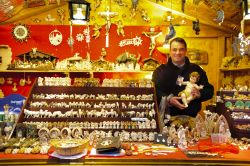 Uno stand di articoli religiosi al mercatino di Natale a Bad Hindelang, Baviera, Germania - © Wolfgang Filser / Shutterstock.com