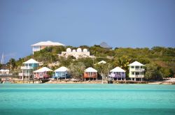 Lo Staniel Cay Yacht Club di Exuma, Bahamas. Acque cristalline, spiagge inesplorate e natura rigogliosa sono la pefetta cornice di questo angolo d'arcipelago che ospita lo Staniel yacht ...