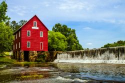 Starr's Mill, storico luogo nei pressi di Atlanta, Stati Uniti d'America. Questo luogo appartenne un tempo a Hananiah Gilcoat che costruì il primo mulino ad acqua nel 1825. L'attuale ...