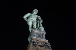 Statua di Ercole a Kassel, Germania - Nel parco che circonda il palazzo gotico di Wilhelmshoehe si trova la bella statua che ritrae Ercole: realizzata in rame, è diventata il simbolo ...