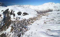 Vista aerea di Les Deux Alpes in inverno. Sulla destra le piste della Vallee Blanche, a sinistra i pendii fino al ghiacciaio che tocca quota 3600 metri, Il nome di Les Deux Alpes deriva dal ...
