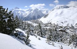 La stazione sciistica delle Deux Alpes si trova a 1650 metri di altitudine, e non soffre mai di carenza di neve, dato che la cima degli impianti è a 3600 metri e consente anche lo sci ...