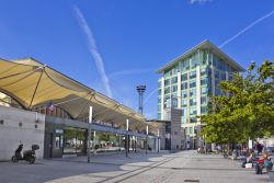 Station square con l'edificio che ospita la stazione ferroviaria a Poitiers, Francia - © Walencienne / Shutterstock.com