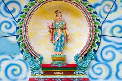 Una statua di Andal visibile nello Sri Mariamman Hindu Temple a Ho Chi Minh City, Vietnam.