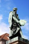 Statua di Johannes Gutenberg a Strasburgo, Francia - A ques'orafo, inventore e tipografo tedesco la città di Strasburgo ha dedicato una bella statua commemorativa per ricordarne soprattutto ...