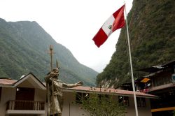 La statua dell'imperatore inca Pachacutec ad Aguas Calientes, in Plaza de Armas, accoglie i turisti al loro arrivo nella cittadina. I viaggiatori spesso si fermano solo una notte in paese ...