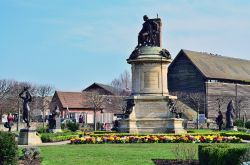 Statua di William Shakespeare a Stratford-upon-Avon, Inghilterra - Una delle sculture che raffigura il drammaturgo inglese. Sono tante le opere che ritraggono Shakespeare anche se nella maggior ...