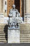 Una statua all'ingresso del Museo Wiesbaden, Germania - © travelview / Shutterstock.com