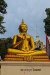 Statua del Buddha dorato al Khao Takiab Temple sulle montagne di Khao Takiab, distretto di Hua Hin, Prachuap Khiri Khan (Thailandia).



