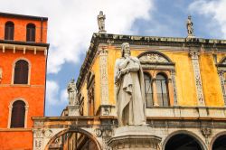 Statua di Dante Alighieri a Verona - Si trova presso Piazza dei Signori e l'immagine mostra un Sommo Poeta piuttosto pensieroso. La sua posizione non è assolutamente casuale. La sua ...